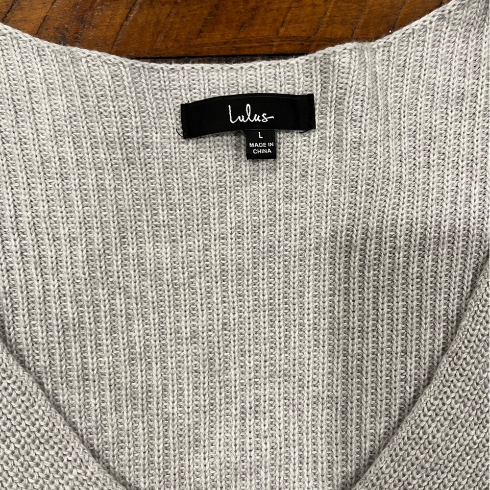 Lulus deep v sweater - Picture 2 of 4